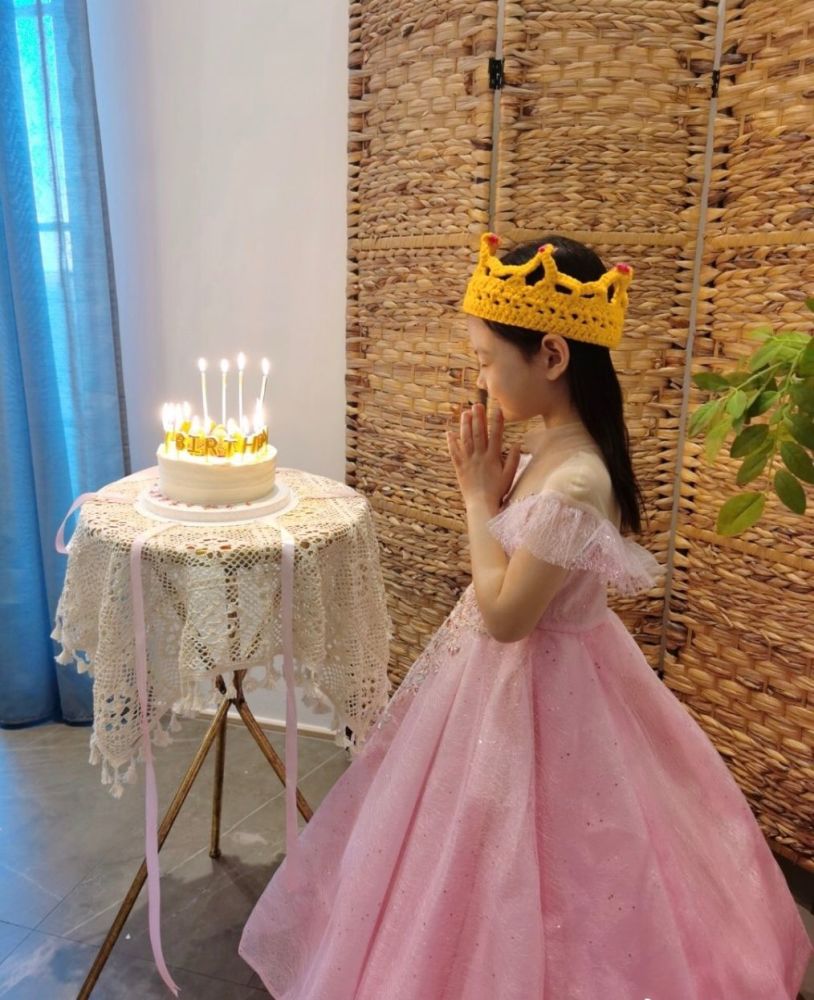 张梓琳|张梓琳晒老公正脸照，两人同款笑容夫妻相十足，胖妹瘦抽条超级美