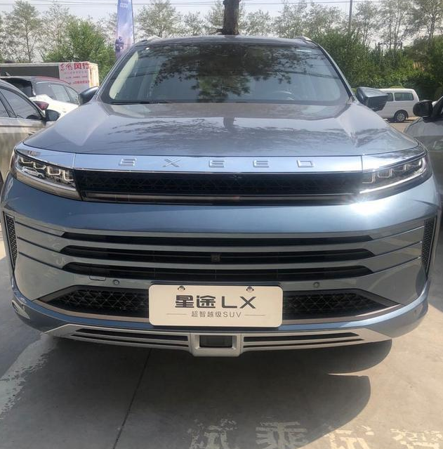 星途lx比同级别对手高端的地方在于,新增地中海蓝车身颜色,深沉大气的
