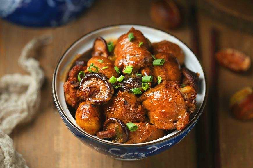 要想香菇焖鸡更好吃,跟我这样做,鸡肉鲜嫩入味,汤汁更下饭!