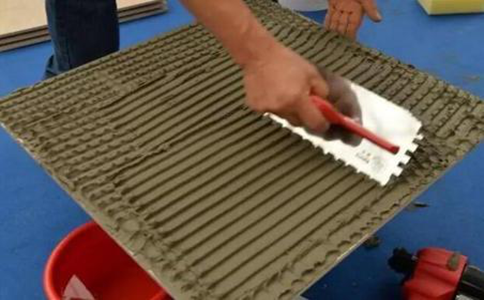 基面形成45°角,将胶浆层梳理成均匀状;三,双面刮浆法每次涂布约1平方