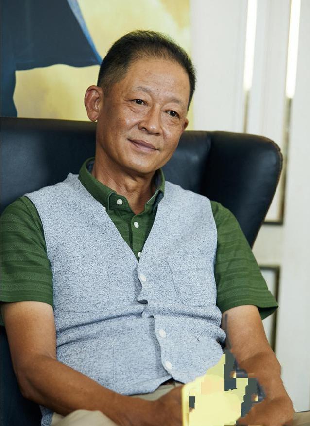 王志文最新路透,头戴礼帽穿复古装显老态,12岁儿子却是阳光少年