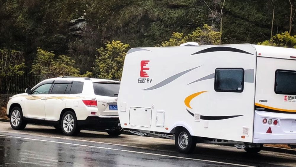 2规定:组成乘用车列车的中置轴挂车应符合以下要求:a)中置轴挂车的总