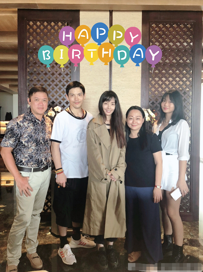 郭碧婷|网友晒三月偶遇向佐郭碧婷旧照，郭碧婷长风衣遮孕肚孕初期状态佳