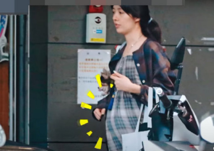 郭碧婷|网友晒三月偶遇向佐郭碧婷旧照，郭碧婷长风衣遮孕肚孕初期状态佳