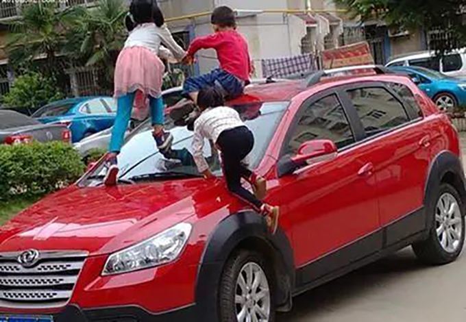 熊孩子划破数十辆车没规矩的孩子你将收到大额的罚单