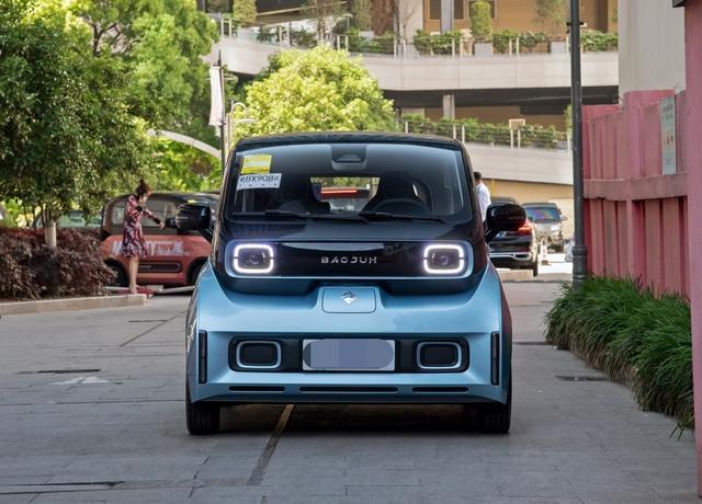 新宝骏e300年轻人的潮流座驾续航305公里售价648万起