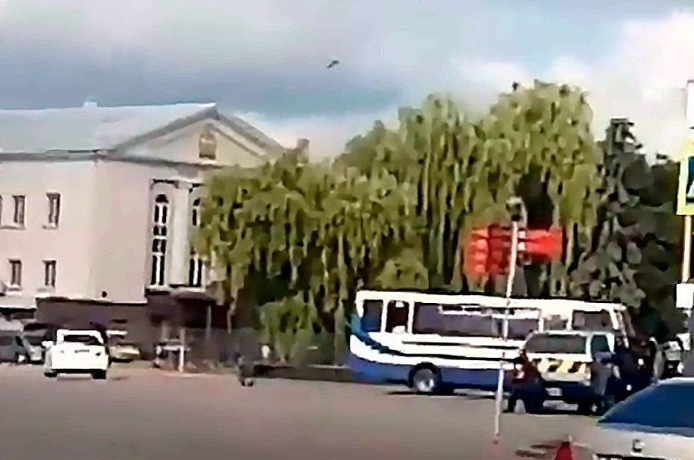 乌克兰|乌克兰男子携炸药在公交上劫持20人 尚未提出任何要求