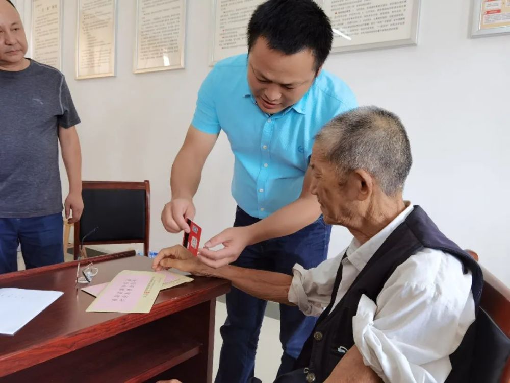 胡明瑚|眼里有光！81岁老人洪灾中坚持读书