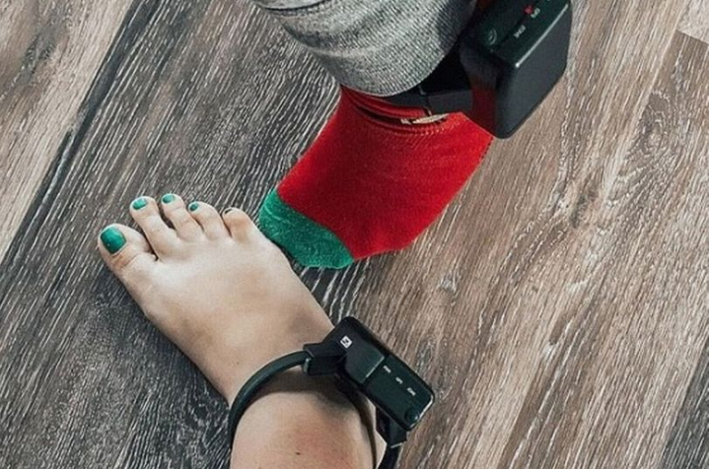 自我隔离|确诊新冠后拒签自我隔离文件，美国夫妇被强制带上电子脚环