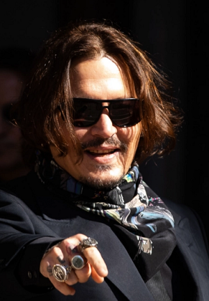 艾梅柏|走“坏男孩”人设的德普叔 却因前妻艾梅柏 变成醋精给情敌起外号