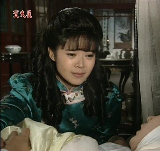 《望夫崖》中女主角康梦凡由俞小凡饰演,她与夏磊两两相爱,但是因为不