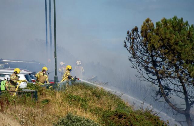 海滩|英国人不惧病毒晒日光浴，烧烤引发大火，烧毁价值百万的海滨小屋