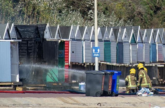 海滩|英国人不惧病毒晒日光浴，烧烤引发大火，烧毁价值百万的海滨小屋