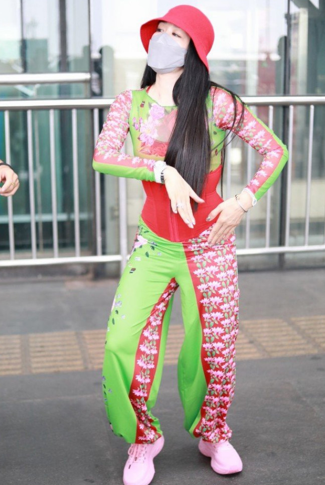 钟丽缇|谁能管住钟丽缇？把自己打扮成“翠花”露面，束身衣外穿谁敢尝试