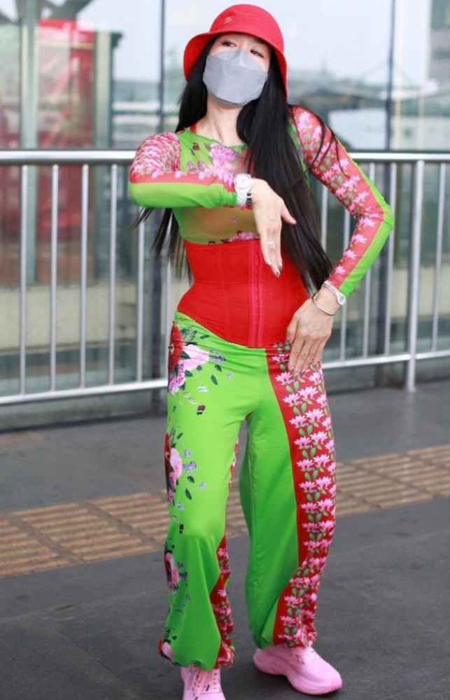 钟丽缇|谁能管住钟丽缇？把自己打扮成“翠花”露面，束身衣外穿谁敢尝试