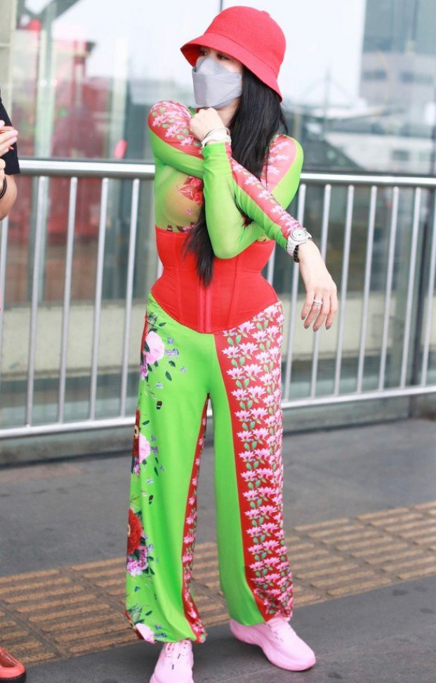 钟丽缇|谁能管住钟丽缇？把自己打扮成“翠花”露面，束身衣外穿谁敢尝试