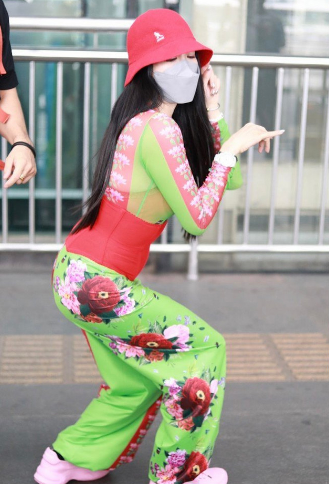 钟丽缇|谁能管住钟丽缇？把自己打扮成“翠花”露面，束身衣外穿谁敢尝试