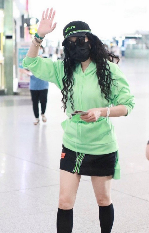 钟丽缇|谁能管住钟丽缇？把自己打扮成“翠花”露面，束身衣外穿谁敢尝试