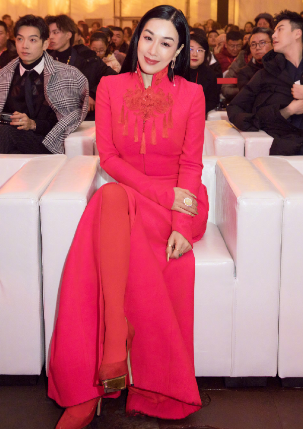 钟丽缇|谁能管住钟丽缇？把自己打扮成“翠花”露面，束身衣外穿谁敢尝试