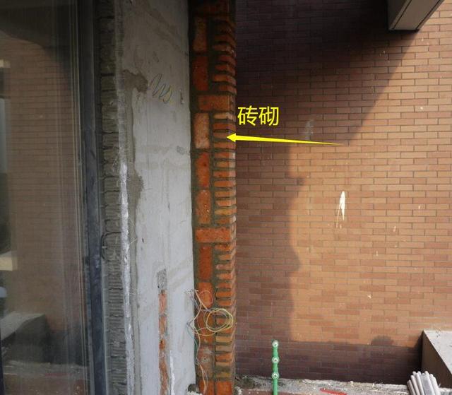 阳台水管只能砖砌?打立柜包起来,侧边装洗衣机,邻居瞧见天天夸