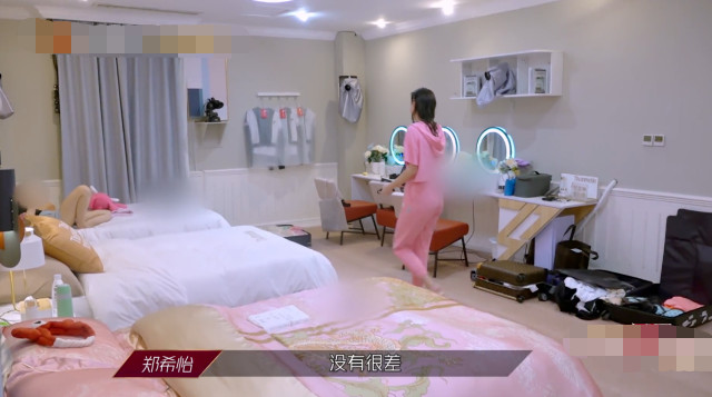 黄圣依|有一种“富贵”叫黄圣依，别人都用节目组的床单，看她用的啥？