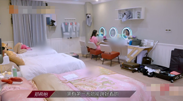 黄圣依|有一种“富贵”叫黄圣依，别人都用节目组的床单，看她用的啥？