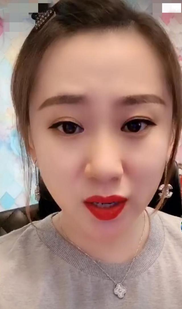 赵本山女徒弟丫蛋靠直播捞金离婚后越来越洋气首饰皆是天价