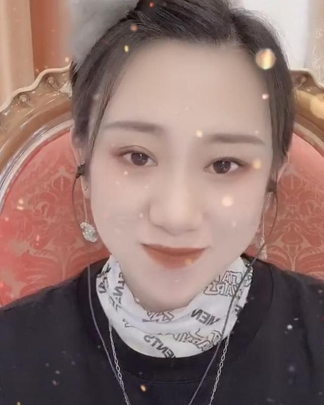 赵本山女徒弟丫蛋靠直播捞金离婚后越来越洋气首饰皆是天价