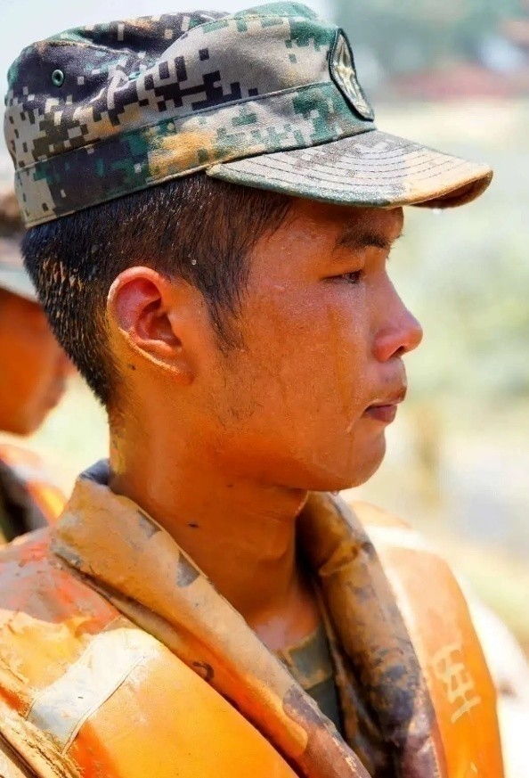 抗洪军人照片 - 实验室设备网