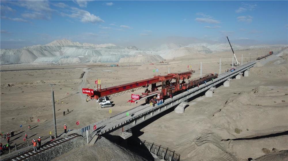 格库铁路全线铺轨贯通_腾讯新闻