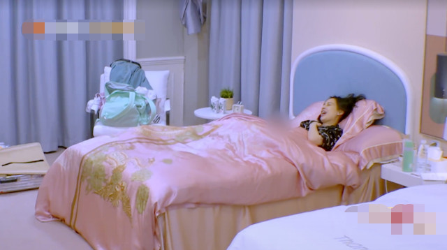 黄圣依|有一种“富贵”叫黄圣依，别人都用节目组的床单，看她用的啥？