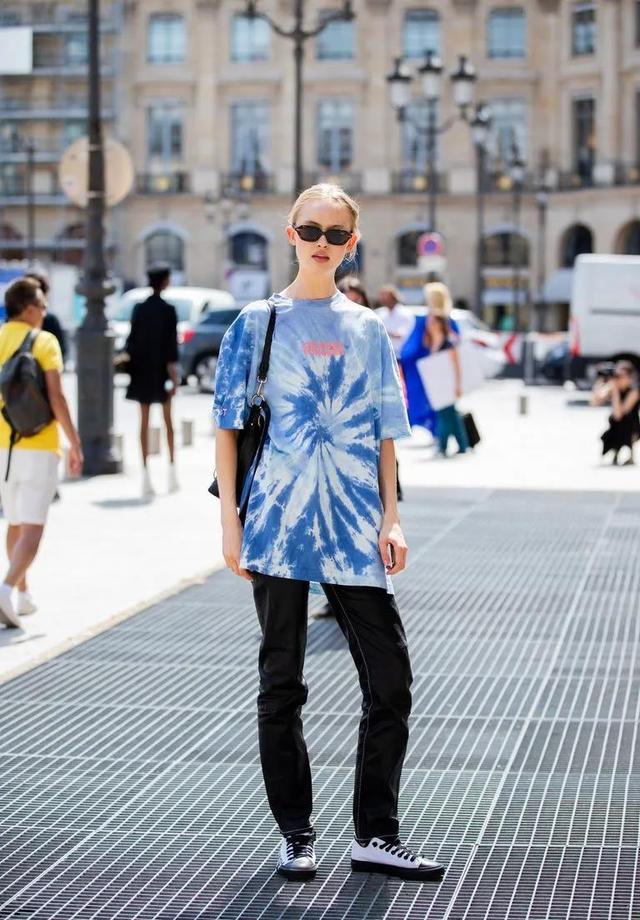 今夏流行的"扎染单品",舒适时髦又洋气,照着穿就很美!_腾讯新闻