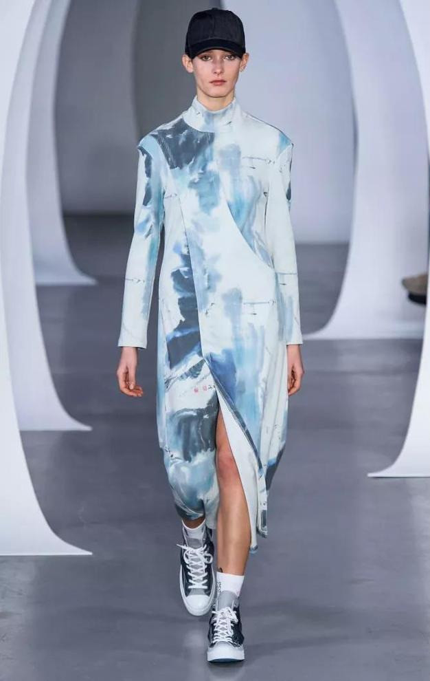 这条蓝色扎染连衣裙,采用半高领的设计,修饰出颈部的纤细曲线美,小