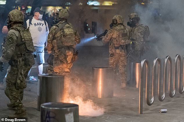 克里斯·戴维|美国老兵参与游行遭警方殴打，问警察为何这样做时手被打断两处