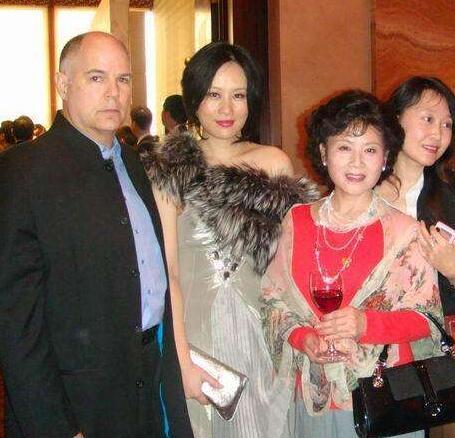 演员邬君梅嫁二婚老外后为何24年0绯闻看看老公是谁你就懂了