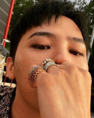 权志龙晒生图自拍照,肤色暗淡痘痘多,还是你心中的男神吗_腾讯新闻