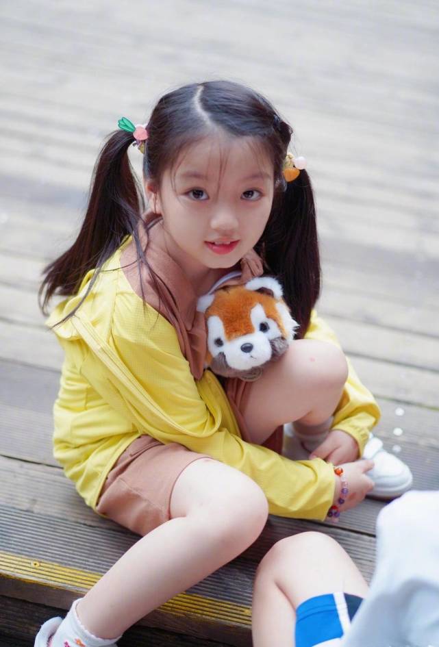 童星阿拉蕾长大了才8岁就会穿连体裤秀腿一看就是美人坯子