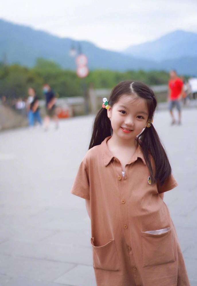 近日阿拉蕾晒出一组她与小伙伴一起同游的照片,旅行中的阿拉蕾穿着棕