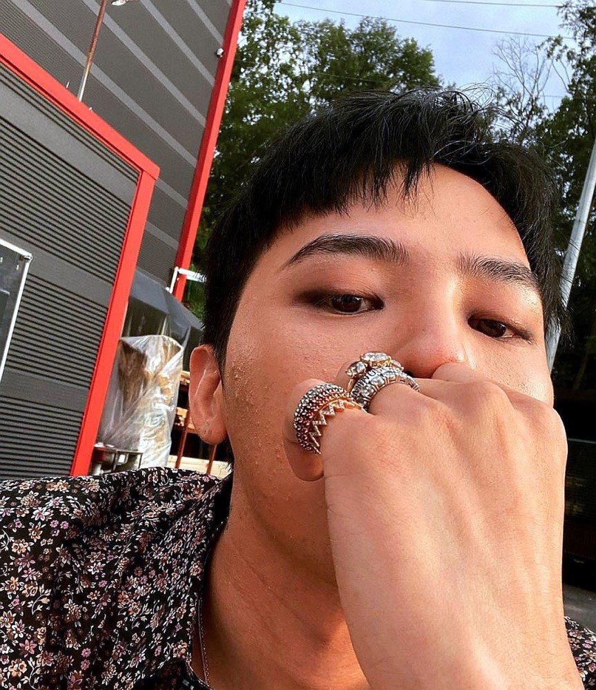 权志龙罕见晒无滤镜自拍,脸上痘痘极多,脖子也涂粉底因太热脱妆