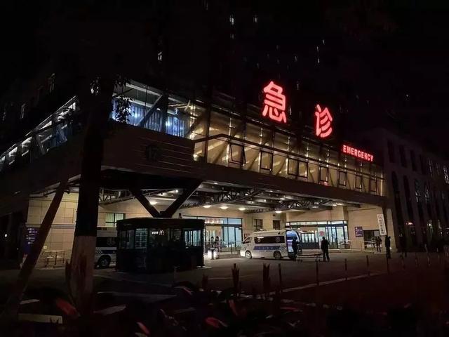 萧亚轩男友凌晨吐血送医:人与人到最后,拼的是身体