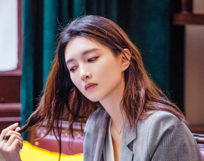 三十而已|《三十而已》江疏影剧中“男友”上线？行为举止略显油腻，无CP感