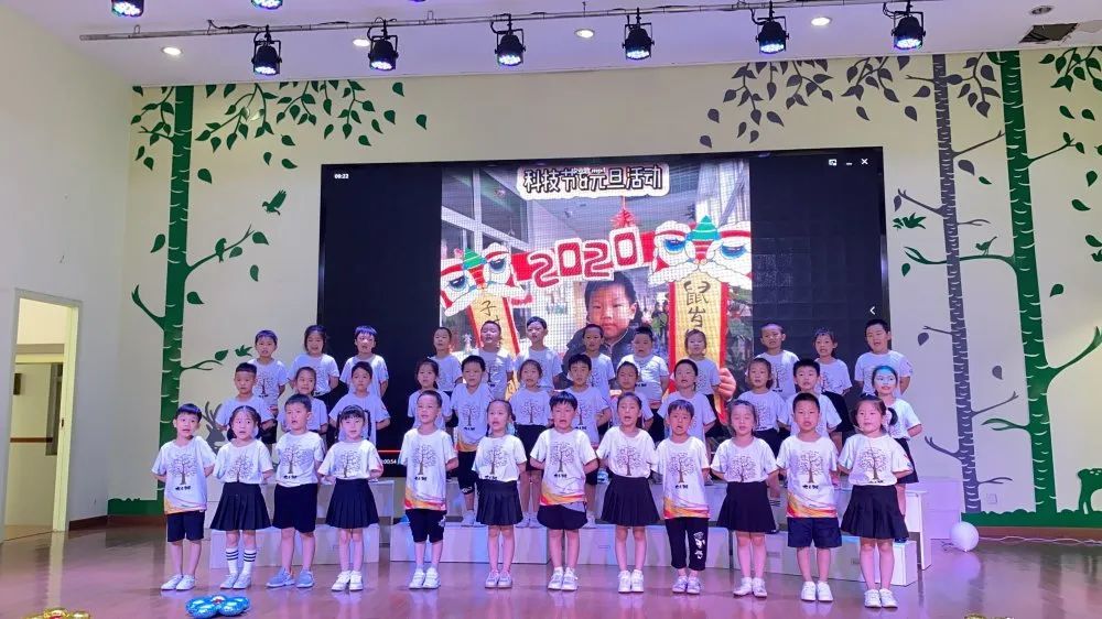 都是你长大的轨迹小小印记串联起独一无二的你小小成长组合成羽翼丰满