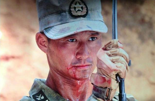 战狼|他是吴京发小，本是歌手却被“骗来”拍戏，凭《战狼》一夜成名！