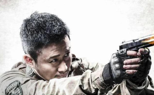 战狼|他是吴京发小，本是歌手却被“骗来”拍戏，凭《战狼》一夜成名！