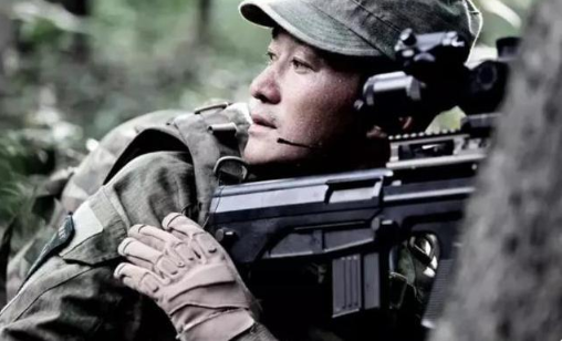 战狼|他是吴京发小，本是歌手却被“骗来”拍戏，凭《战狼》一夜成名！