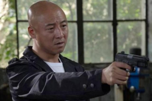 战狼|他是吴京发小，本是歌手却被“骗来”拍戏，凭《战狼》一夜成名！