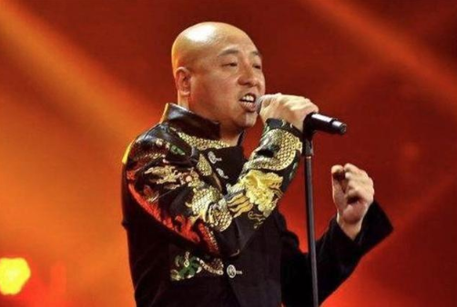 战狼|他是吴京发小，本是歌手却被“骗来”拍戏，凭《战狼》一夜成名！