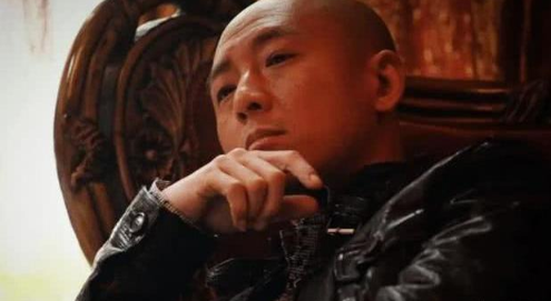 战狼|他是吴京发小，本是歌手却被“骗来”拍戏，凭《战狼》一夜成名！