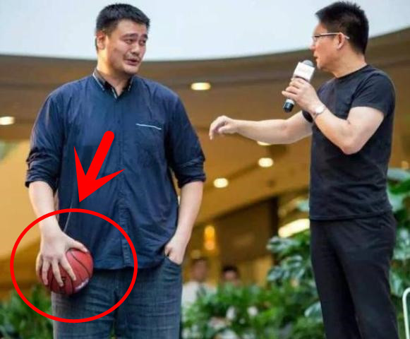 有图有真相原来nba真有人能把篮球变小看到姚明我服了