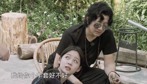 欧阳娜娜削藕皮吓到黄磊扒出手的价格打扰了建议带上铁手套